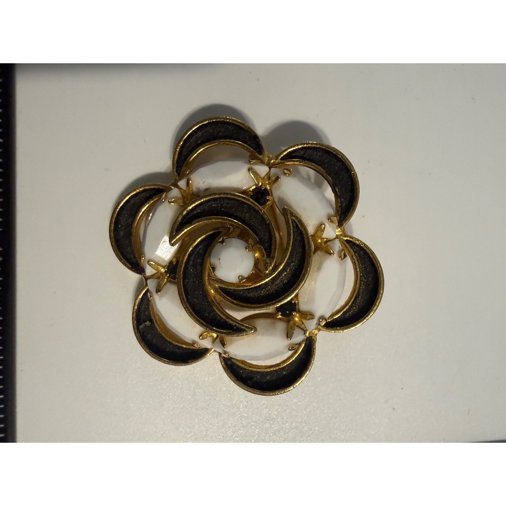 Vintage Gold Tone White Milk Glass Black Enamel Flower Swirl Brooch‎ Pin 2 Inch